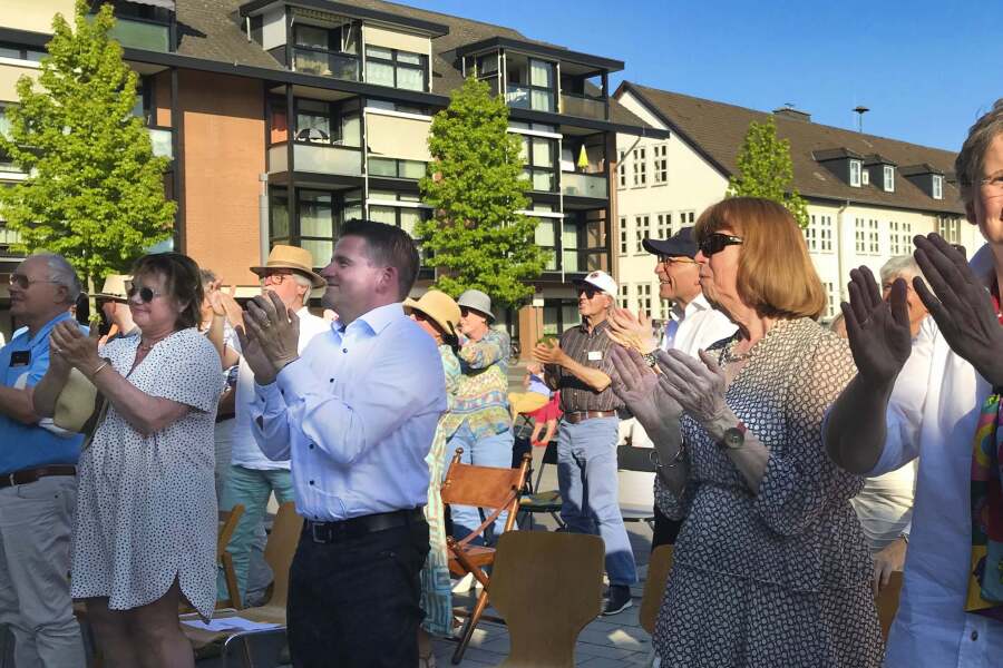 Publikum applaudiert stehend