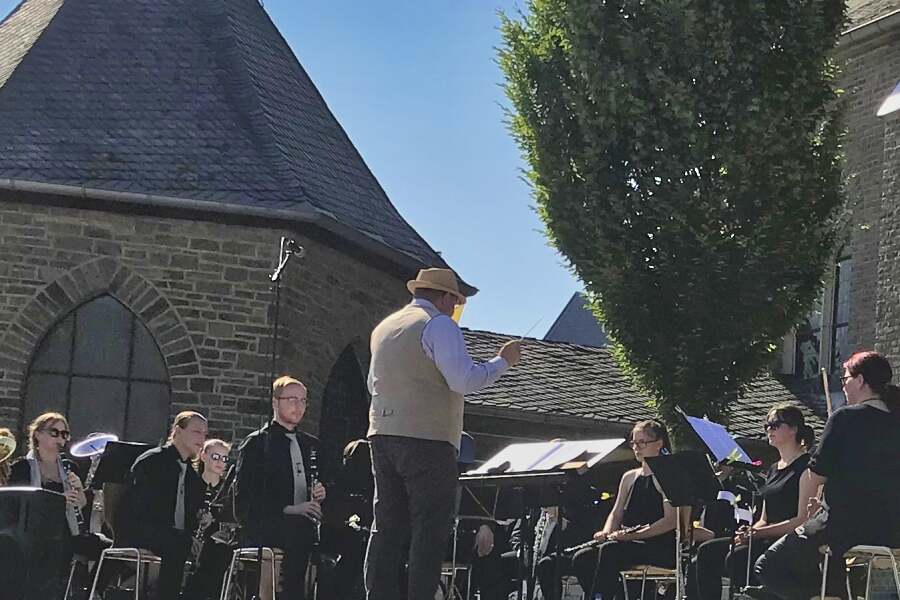 Ausschnitt Orchester mit Bandleader