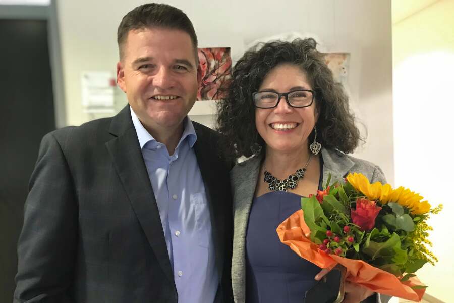 Bürgermeister beglückwünscht Frau Mendez