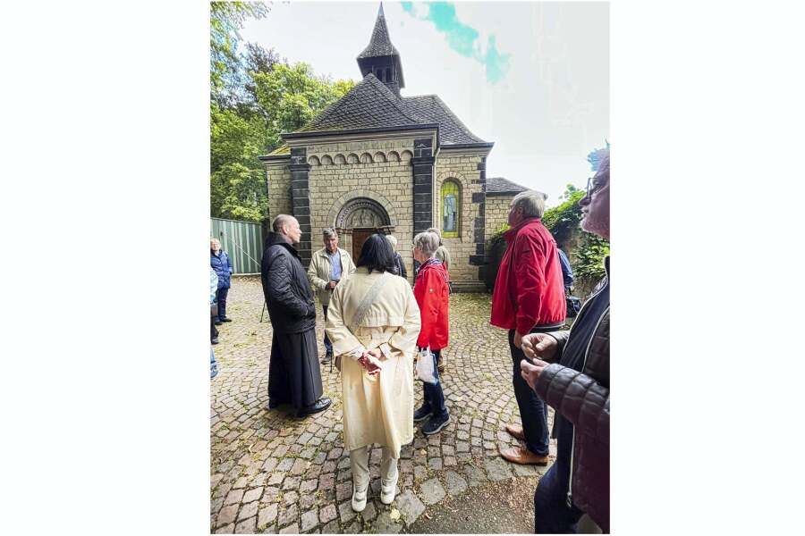 Gruppenmitglieder mit Mönch