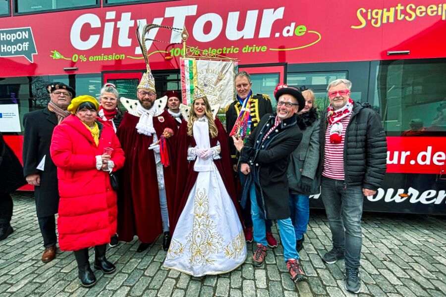 Tolitäten treffen karnevalistische Busgesellschaft