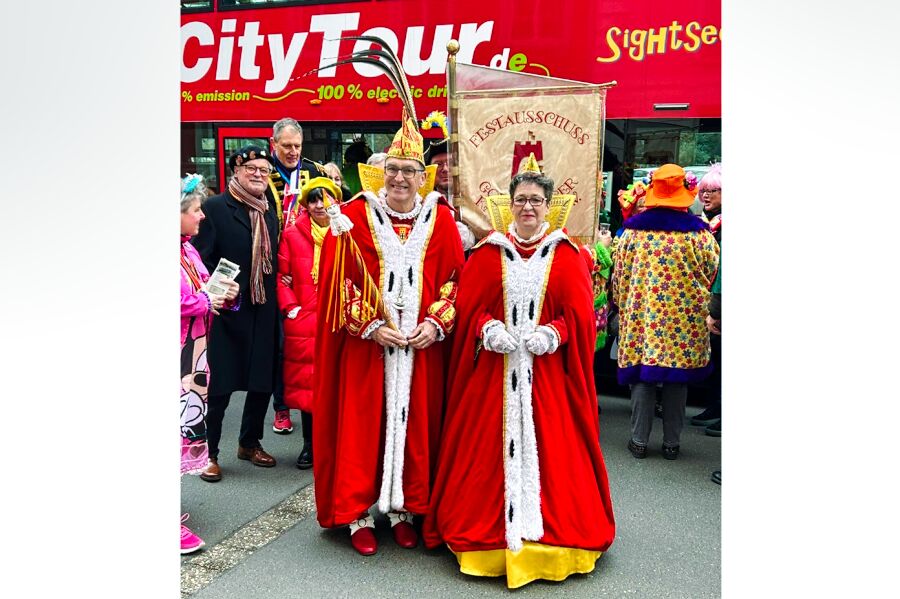 Bad Godesberger Prinzenpaar mit karnevalistischer Busgesellschaft
