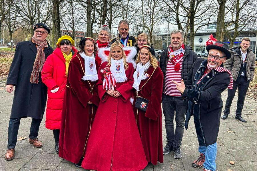 LiKüRa-Prinzessin Karoline I. umringt von Hofstaat und Busgesellschaft