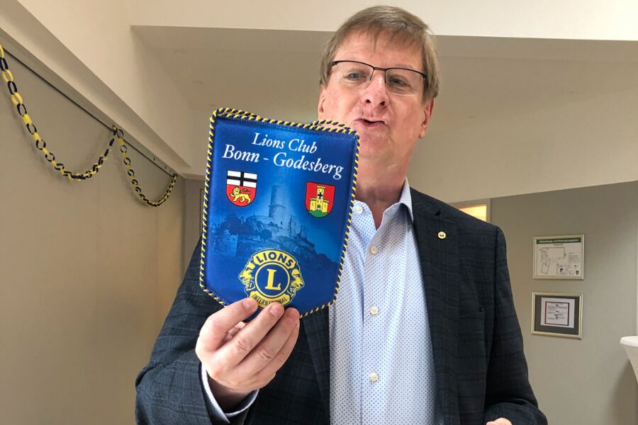Präsident LC Bonn Bad Godesberg mit Ehrenwimpel