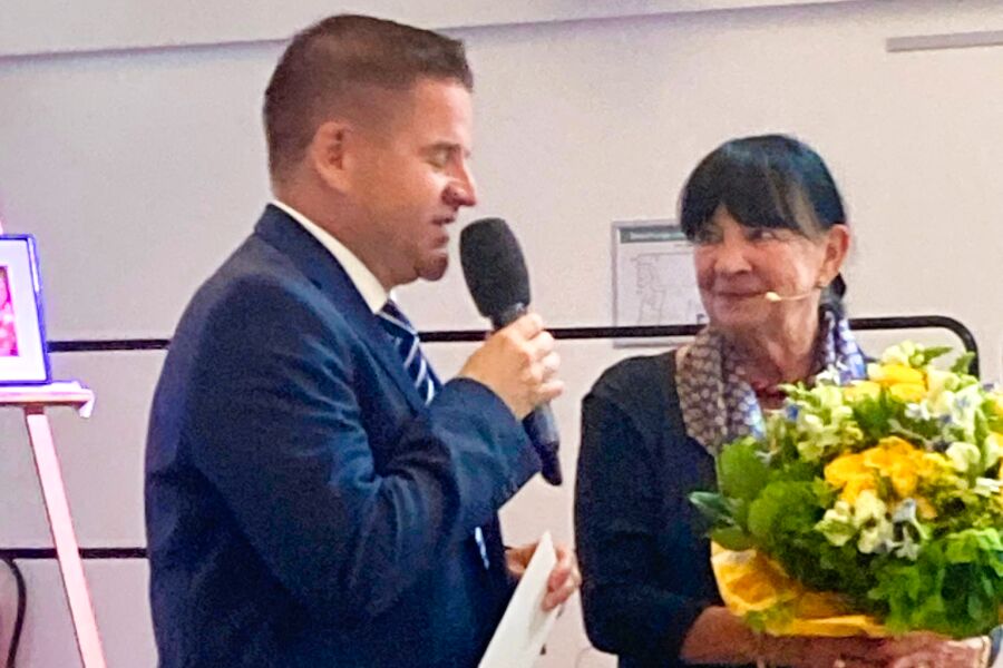 Bürgermeister der Stadt Meckenheim übergibt Blumenstrauß an Lions Präsidentin Renate Dieffenbach