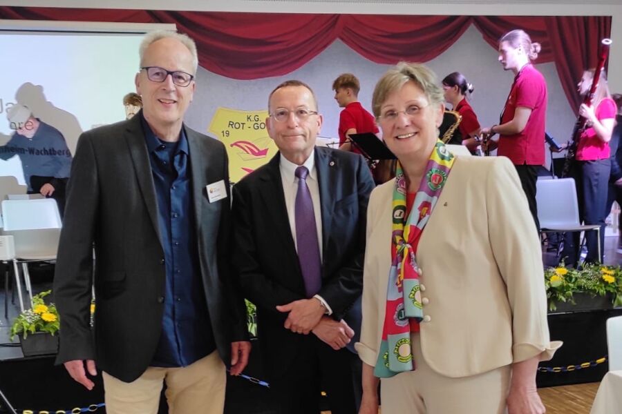 drei Personen die in die Kamera lächeln