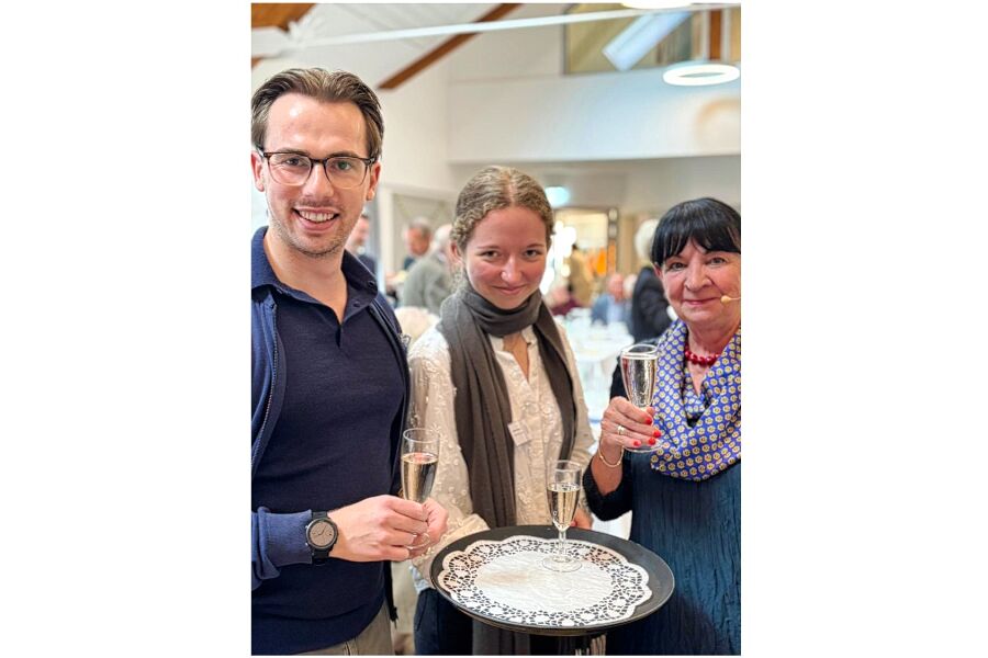 drei Personen mit Sektglas