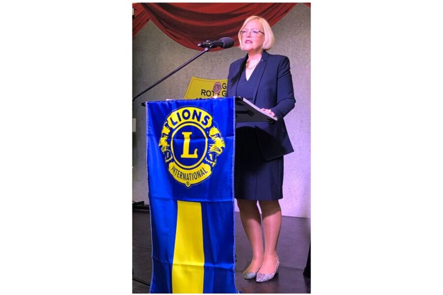 Auktionatorin am Rednerpult