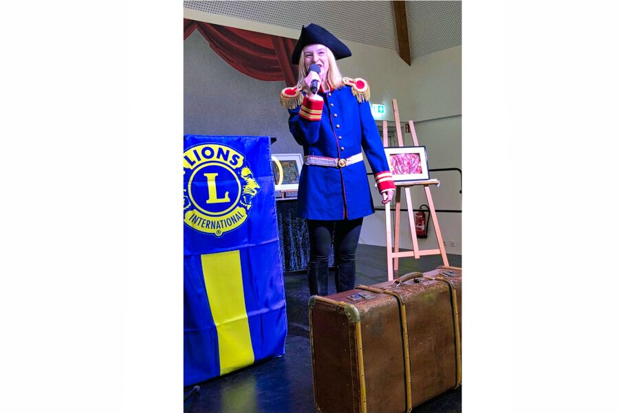 Schauspielerin im Kapitänskostum