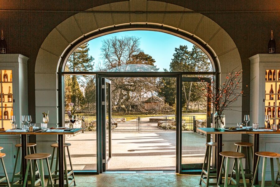 Blick auf die Terasse des Cafe Nees