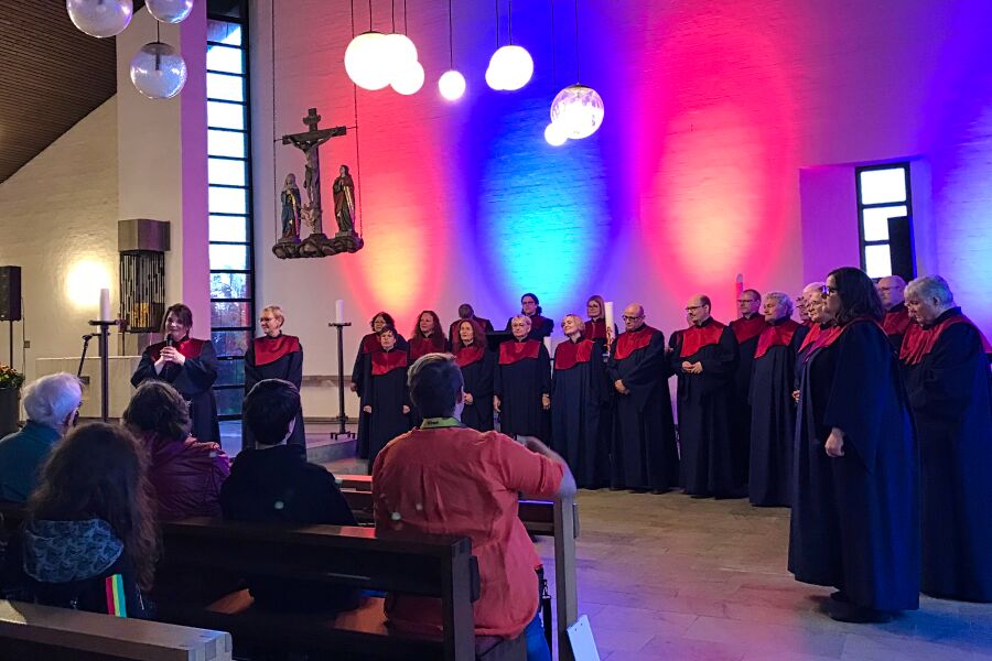 Vorstandsvorsitzende und Chor bei Ansprache