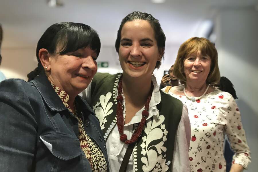 Besucherinnen gut gelaunt