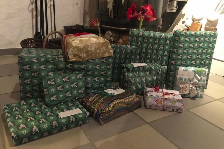 Teile der Kindergeschenke verpackt