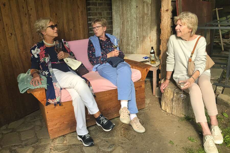 drei Frauen sitzend