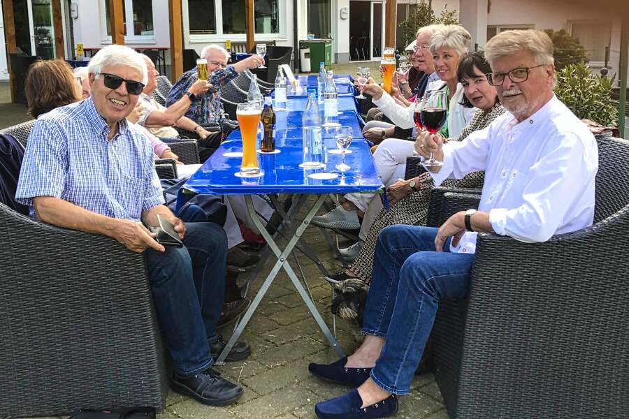 Clubmitglieder im Biergarten