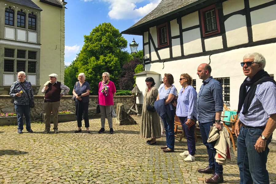 Interessierte Zuhörer im Innenhof