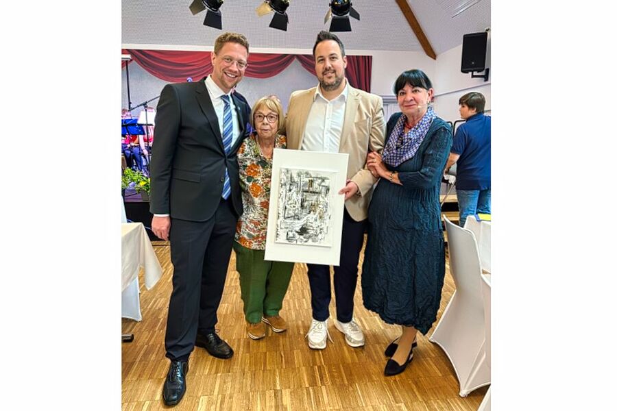 Gruppe mit Kunstwerk