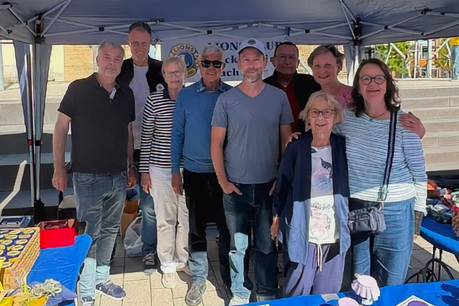 Große Truppe Lionsmitglieder im Gruppenbild