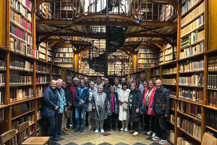 Gruppenbild in Bibliothek