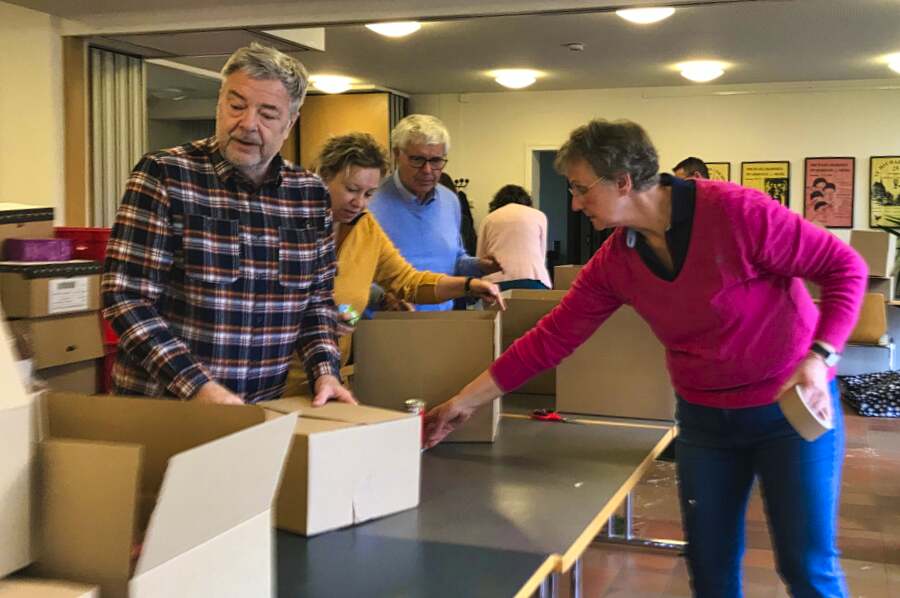 Lions packen Kartons