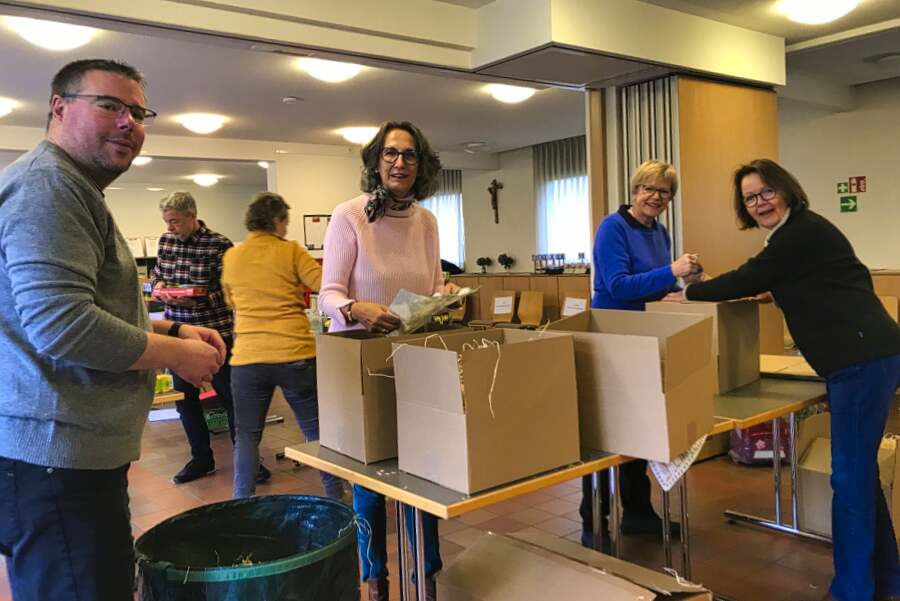 Fröhliche Packrunde