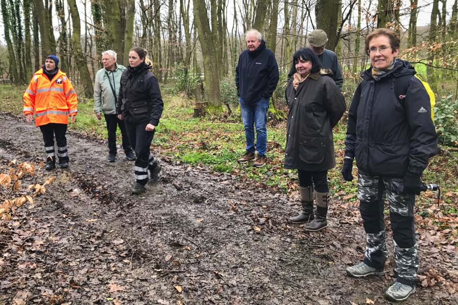 Lions Mitglieder im Wald