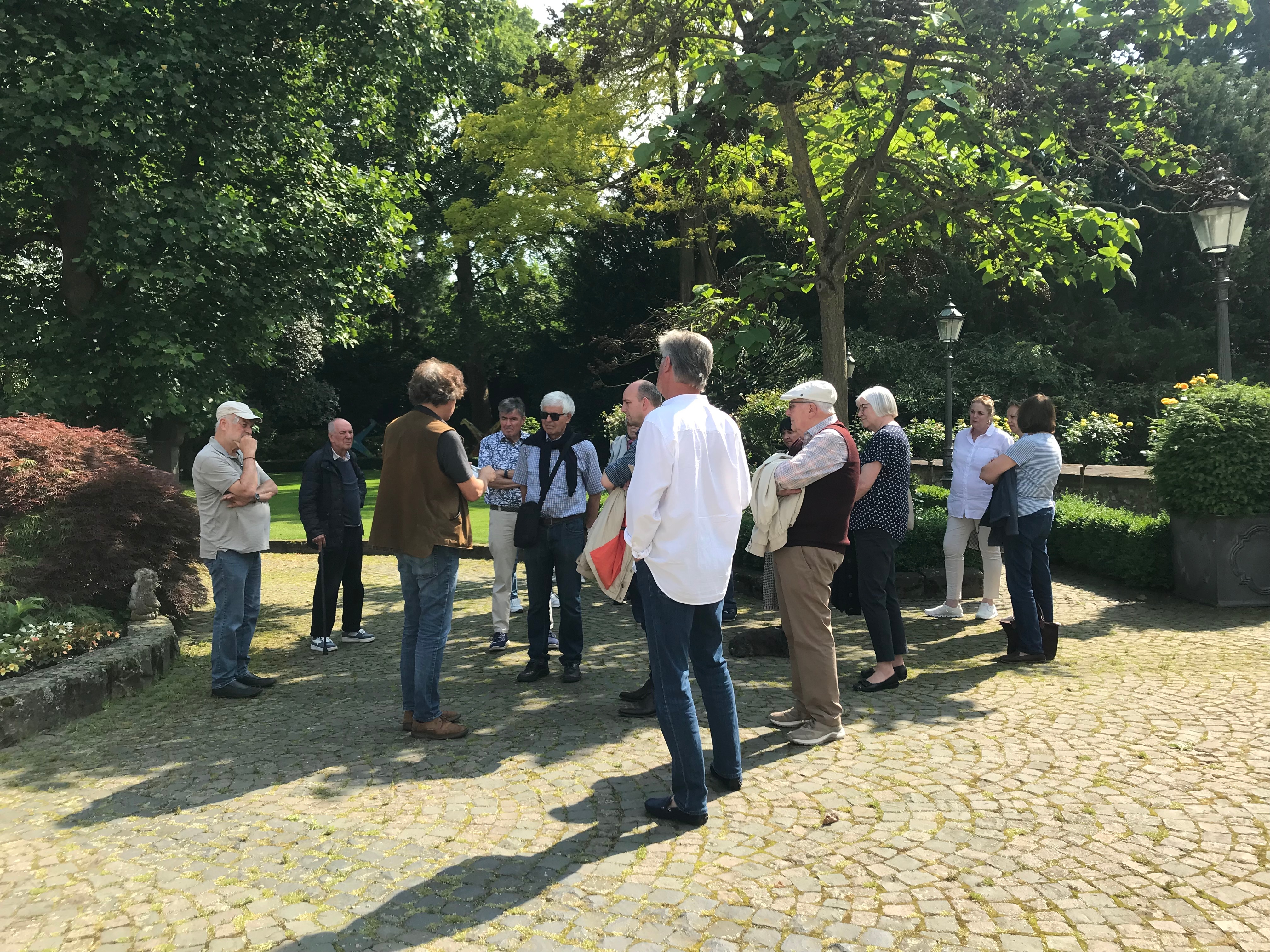 Besuchergruppe im Garten