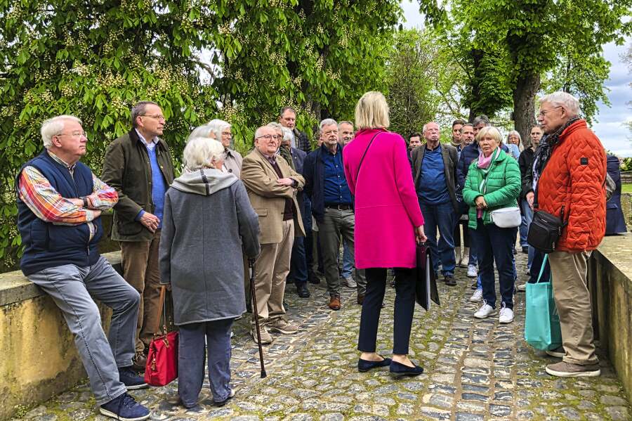 Besuchergruppe bei Fragerunde