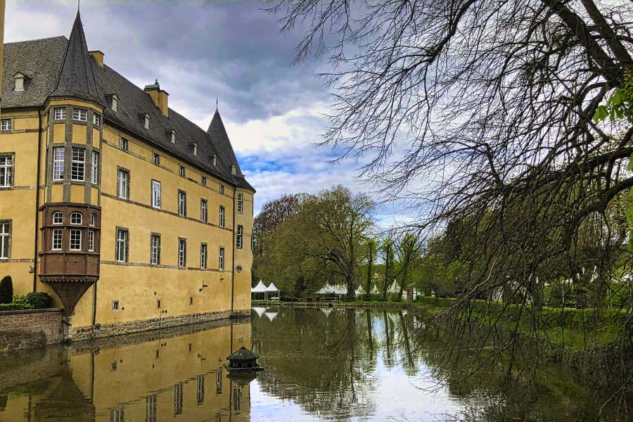 Schlossgraben mit Schloss