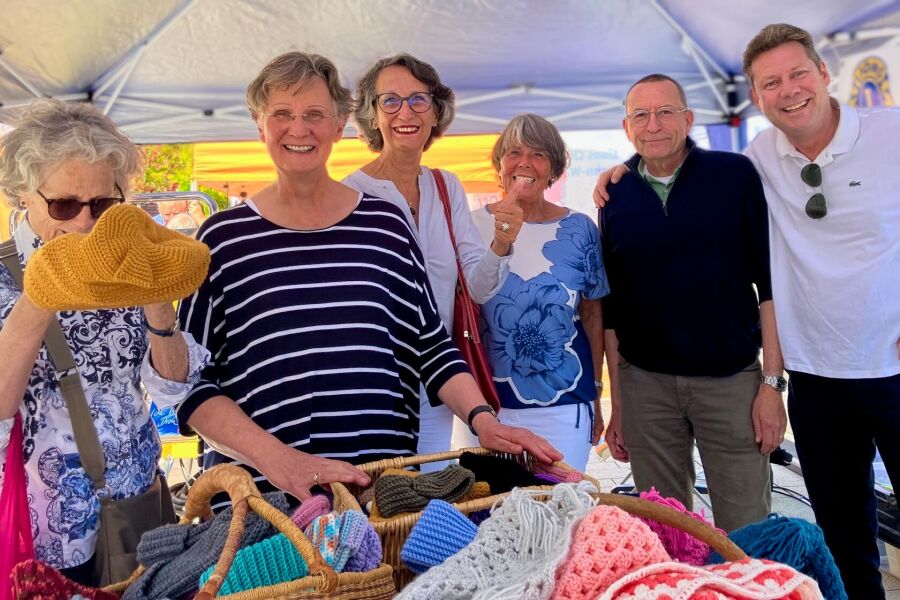 Lachende Männer und Frauen, gute Laune am Lionsstand