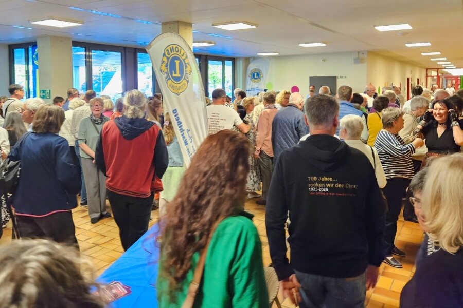 Konzertbesucher vor dem Einlass in den Konzertraum