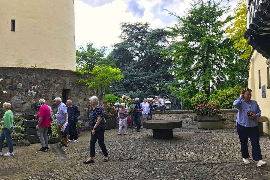 Besucher auf dem Weg zum Innenhof