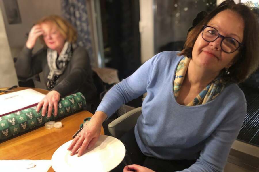 Lionsmitglied verpackt Kindergeschenke