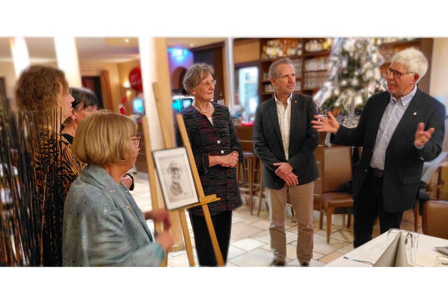 Enthüllung der Karikatur im Kreise der Präsidenten mit Karlheinz Stöhr