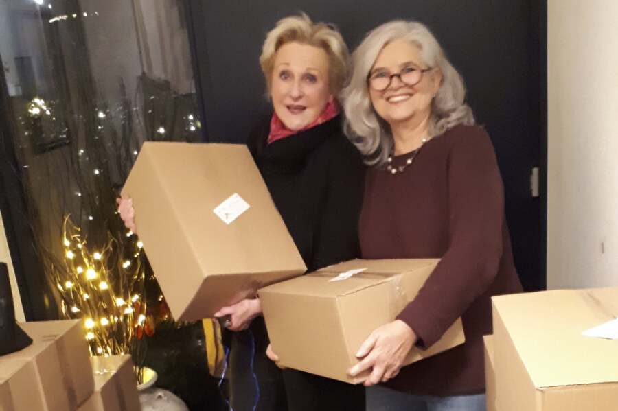 Lionsfrauen mit gepackten Paketen