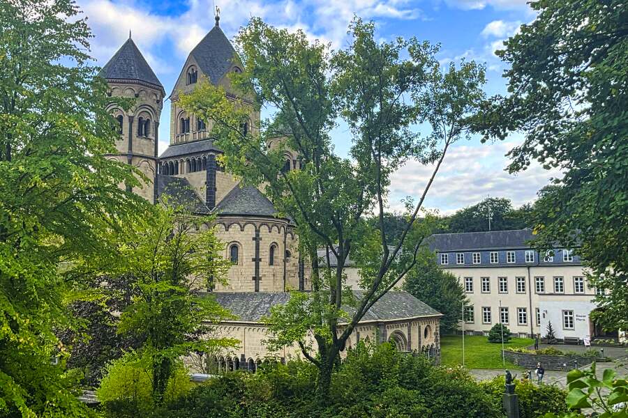 Klosteransicht auf dem Weg zum Eingang