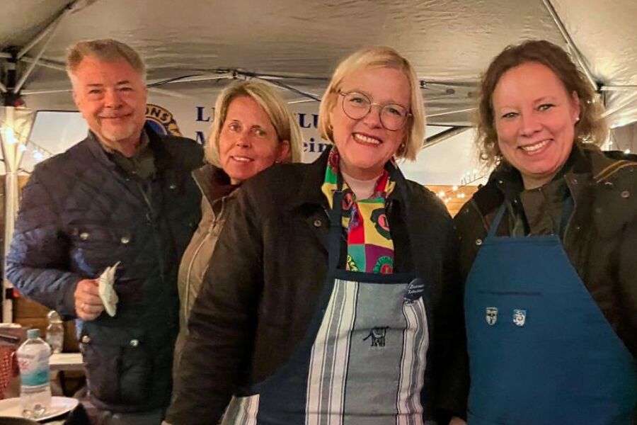 Vier Lionsfreunde mit Waffelbackauftrag