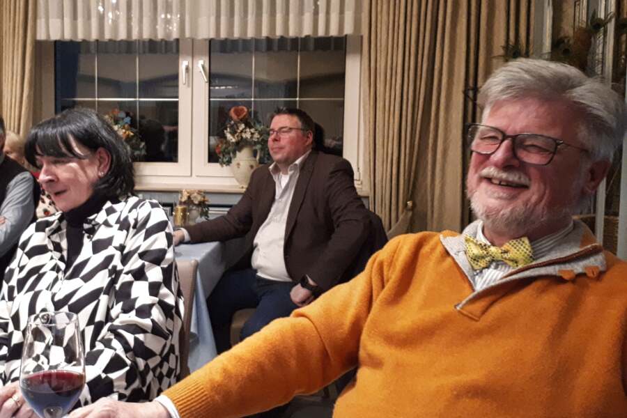 fröhlicher Zuhöhrer