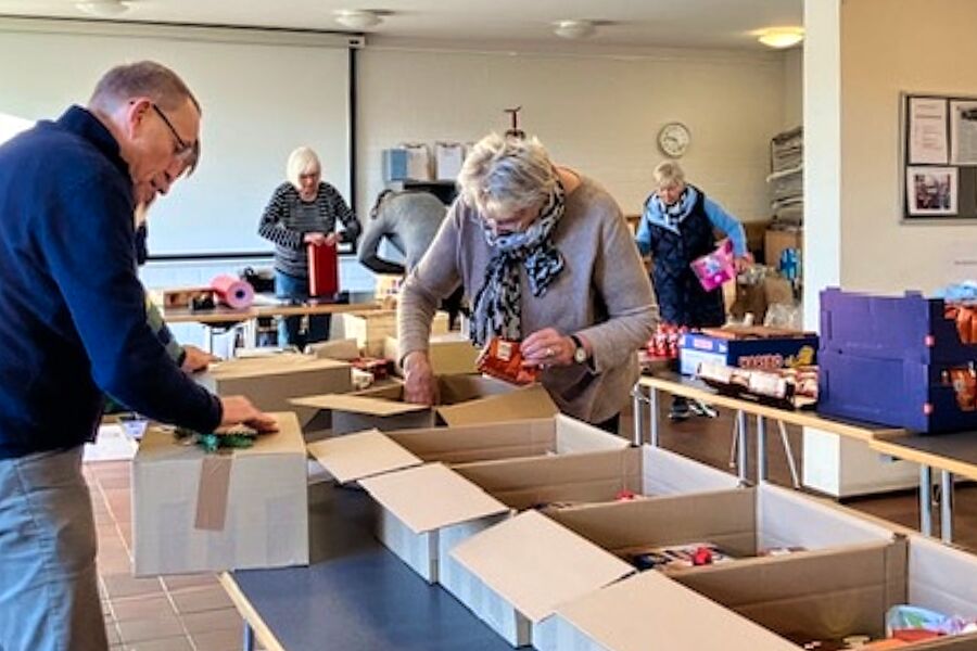 Packstrasse mit Lionsfreund Heiner Wurm links im Bild