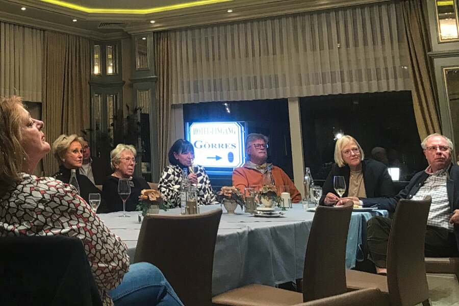 Zuhöhrer die konzentriert zuhöhren