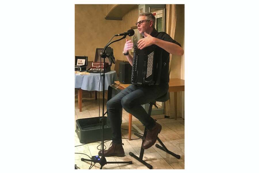 Jörg Manhold mit Akkordeon singend