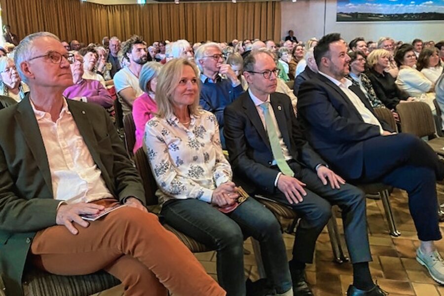 Zuhörer nachdenklich zuhörend