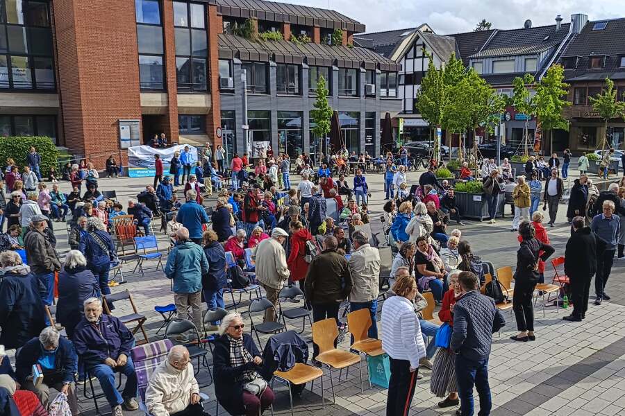 Publikum auf dem Kirchplatz