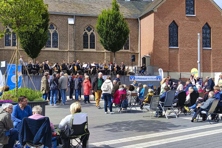 Publikum und Band auf Bühne