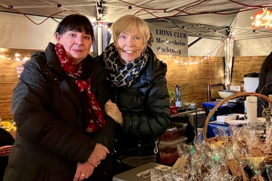 Zwei Frauen bei der Standbetreuung