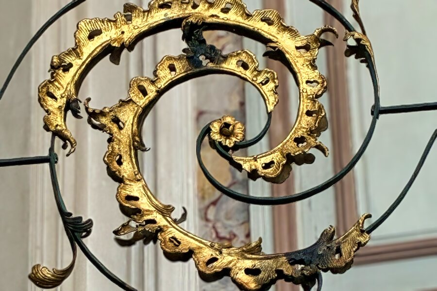 Rocaille Element an einem schmiedeeisernen Balkon