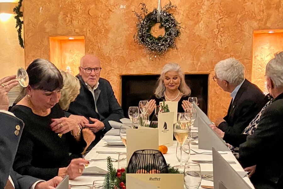 Lions im Gespräch an der Tafel sitzend