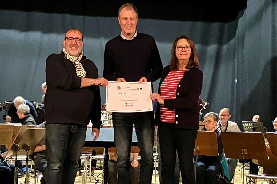 Spendenübergabe an Diregenten