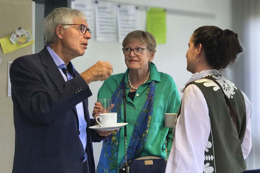 Besucher im Gespräch