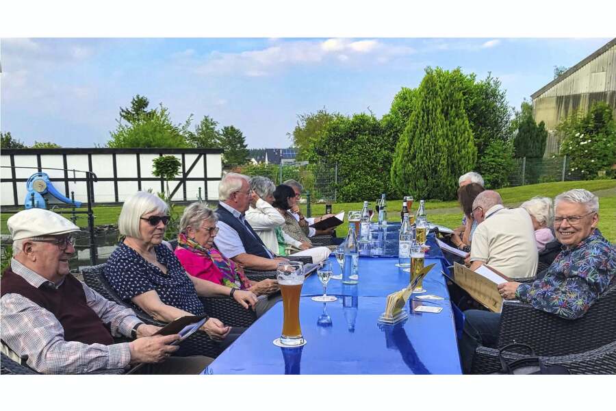 Mitglieder an Biertischtafel